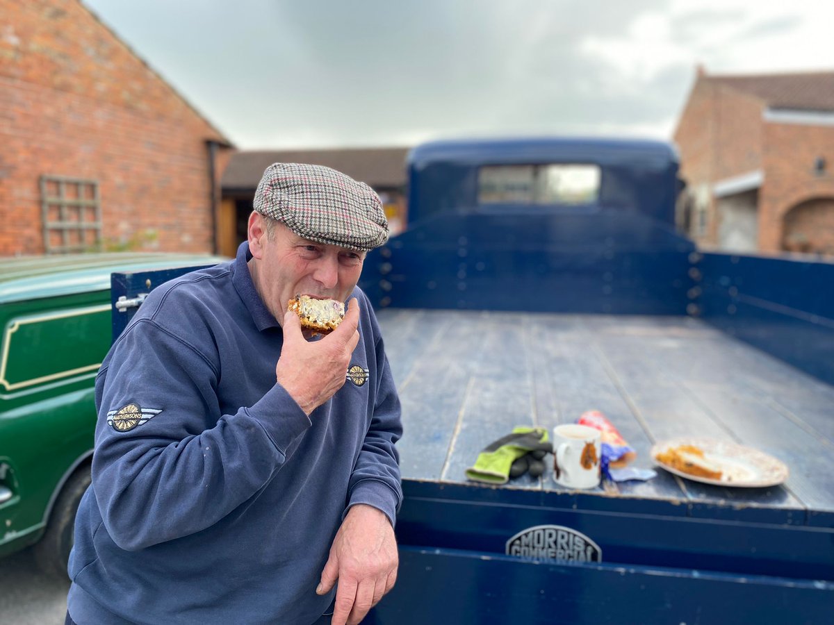 AirTV_UK's tweet image. Series 2 of #BangersAndCash #RestoringClassics starts at 8pm tonight. Meanwhile, Derek&apos;s out and about sampling the vendor&apos;s carrot cake!