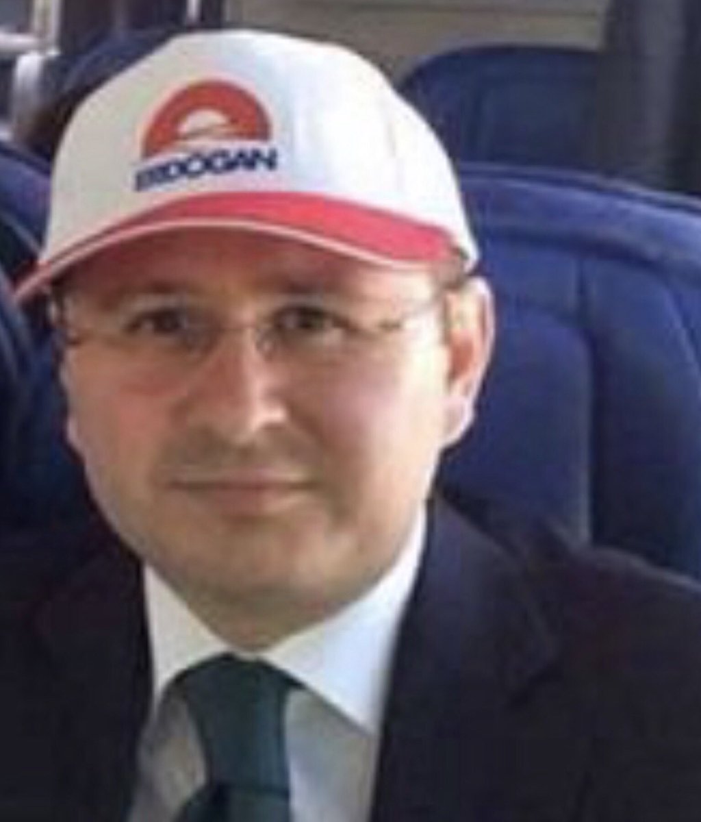 MetinUca's tweet photo. Bu fotoğrafı unutmayın, şu anda görevden alınıp bir GSM şirketinde yönetim kurulu üyesi olarak 70 bin lira maaşla çalışan Bilal Erdoğan’ın Kartal İmam Hatip’den sınıf arkadaşı olmak dışında bir gazetecilik geçmişi olmayan liyakatli  A.A eski genel müdürü🇹🇷 Genel müdürün o günkü yardımcısı olan, 2019 yerel seçimlerinde @ekrem_imamoglu ve @mansuryavas06 öne geçince saatlerce yayını kesen ve dönemin YSK başkanı “A.A benim abonem değil” açıklamasıyla foyası ortaya çıkan ajansın o günkü yayın sorumlusunun şimdi benzer bir kurguyu TRT için hazırladığı söyleniyor. Yani seçim gecesi TRT’nin hiç bir verisini ciddiye almayın 🇹🇷