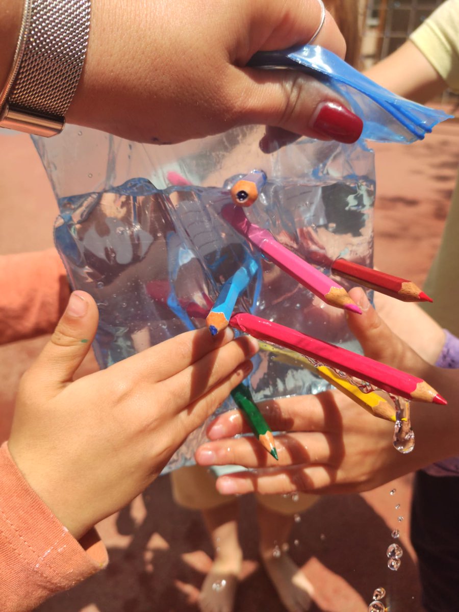 Aquesta setmana a experimentació, els més petits de l'escola hem desafiat el poder de la força de l'aigua i hem gaudit d'un experiment molt divertit on hem hagut de ser molt precisos per evitar que la pressió de l'aigua ens mullés! Us animem a provar-ho! #escolaTresPins