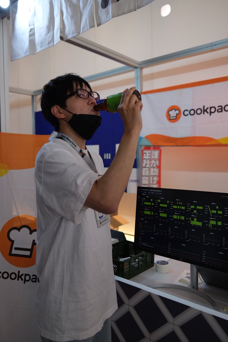 mirakui's tweet image. #RubyKaigi2023 ではクックパッドマートの冷蔵庫を使ってドリンクを配布しています。クックパッドブースでは、温度監視のでもをしています。そして17時にはビールが解禁されました。私も開発者として、期待通りビールが正しく冷やされているか確認も行いました。