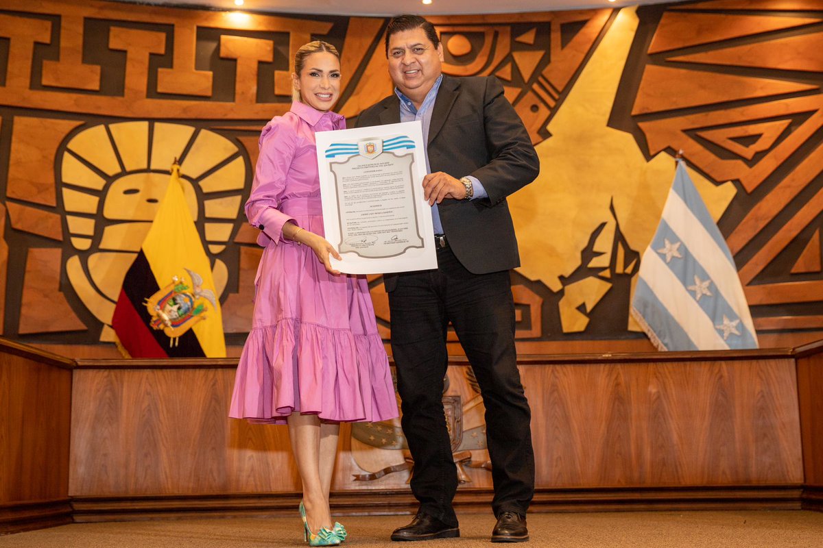 jimmymichael1's tweet photo. Gracias a la sra. Prefecta del Guayas Susana González,por este maravilloso Reconocimiento a mi vida Profesional ,muchas gracias . https://t.co/EWbhremIp7