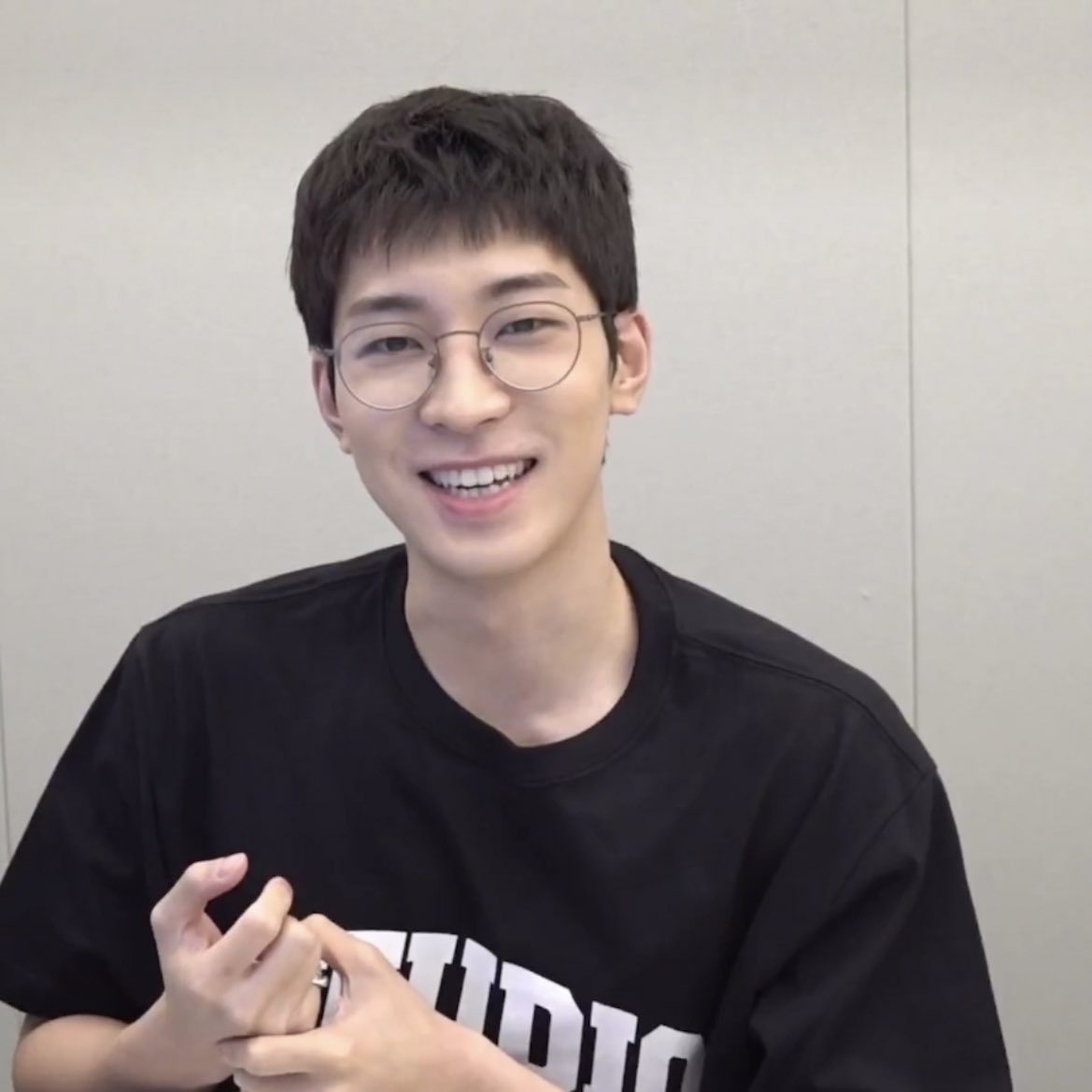 Tracy on twitter fans asked wonwoo what kind of keyboard and mouse