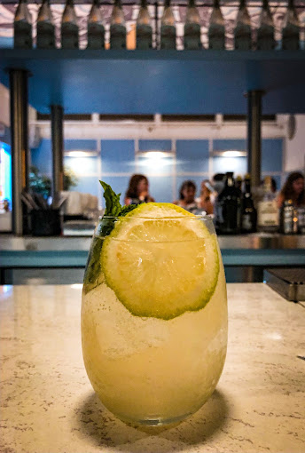 𝟮𝟬 𝗕𝗔𝗥𝗘𝗦 𝗣𝗔𝗥𝗔 𝗧𝗢𝗠𝗔𝗥 𝗚𝗜𝗡 𝗧𝗢𝗡𝗜𝗖 𝗘𝗡 𝗥𝗢𝗦𝗔𝗥𝗜𝗢 🍸

1. LA GINTONERIA (Balcarce 340)
Hay mucha variedad y reversiones.
“El Pichincha Tonic es el más rico de la ciudad”, @AlanCai10
“El Rosarigasino es muy bueno”, <a href="/mmjerez/">Milagros Jerez</a>
“El que tiene Aperol”, <a href="/giugonzlez/">GIULIANA</a>