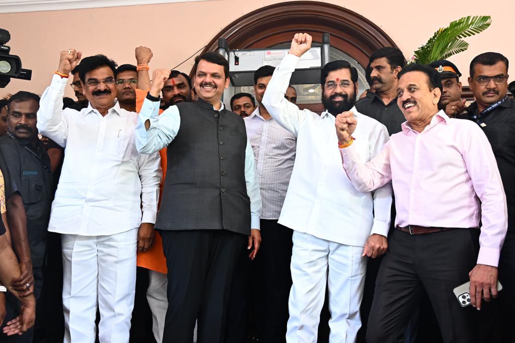mieknathshinde's tweet photo. सत्यमेव जयते..

अखेर सत्याचा विजय झाला. माननीय सर्वोच्च न्यायालयाने दिलेल्या निर्णयानंतर सह्याद्री अतिथीगृह येथे मी आणि उपमुख्यमंत्री @Dev_Fadnavis यांनी संयुक्त पत्रकार परिषद घेऊन आमची भूमिका स्पष्ट केली. माननीय सर्वोच्च न्यायालयाने दिलेल्या निर्णयाचे स्वागत करून आमचे सरकार हे कायदेशीर मार्गाने स्थापन झाल्याचे सर्वोच्च न��यायालयानेही मान्य केल्याचे यावेळी बोलताना स्पष्ट केले. या निर्णयाचा स्वीकार करतानाच यापुढे अधिक जोमाने सर्वसामान्य माणसासाठी काम करण्याची ग्वाही देखील यावेळी दिली. 

#Shivsena #सत्यमेव_जयते