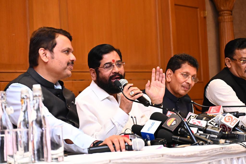 mieknathshinde's tweet photo. सत्यमेव जयते..

अखेर सत्याचा विजय झाला. माननीय सर्वोच्च न्यायालयाने दिलेल्या निर्णयानंतर सह्याद्री अतिथीगृह येथे मी आणि उपमुख्यमंत्री @Dev_Fadnavis यांनी संयुक्त पत्रकार परिषद घेऊन आमची भूमिका स्पष्ट केली. माननीय सर्वोच्च न्यायालयाने दिलेल्या निर्णयाचे स्वागत करून आमचे सरकार हे कायदेशीर मार्गाने स्थापन झाल्याचे सर्वोच्च न��यायालयानेही मान्य केल्याचे यावेळी बोलताना स्पष्ट केले. या निर्णयाचा स्वीकार करतानाच यापुढे अधिक जोमाने सर्वसामान्य माणसासाठी काम करण्याची ग्वाही देखील यावेळी दिली. 

#Shivsena #सत्यमेव_जयते