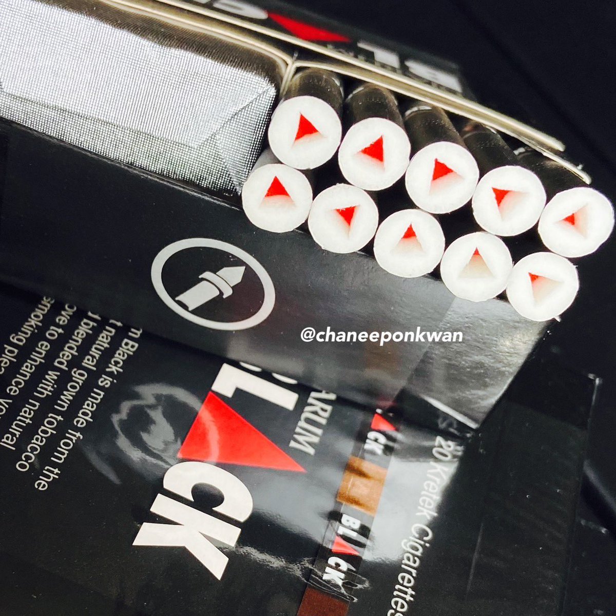 Chaneeponkwan's tweet photo. • DJARUM BLACK 🔺🔻

📍สายหวานมวนดำในตำนาน ที่มีคนตามหากันเยอะมาก น้องมีจุดเด่นคือตัวมวนสีดำทึบเท่ๆ ก้นกรองสามเหลี่ยม 2 ชั้นแบบพิเศษ ก้นกรองหวาน นุ่ม ละมุน ไม่เลี่ยนใบยาหอมกานพลูชัดมาก ⚫️ (Tar 20 mg. Nic 1.5 mg.)

📍Price: 75 ฿ / Carton 590 ฿ 

#บุหรี่นอก #บุหรี่ต่างประเทศ https://t.co/5r8ImhC4Wk