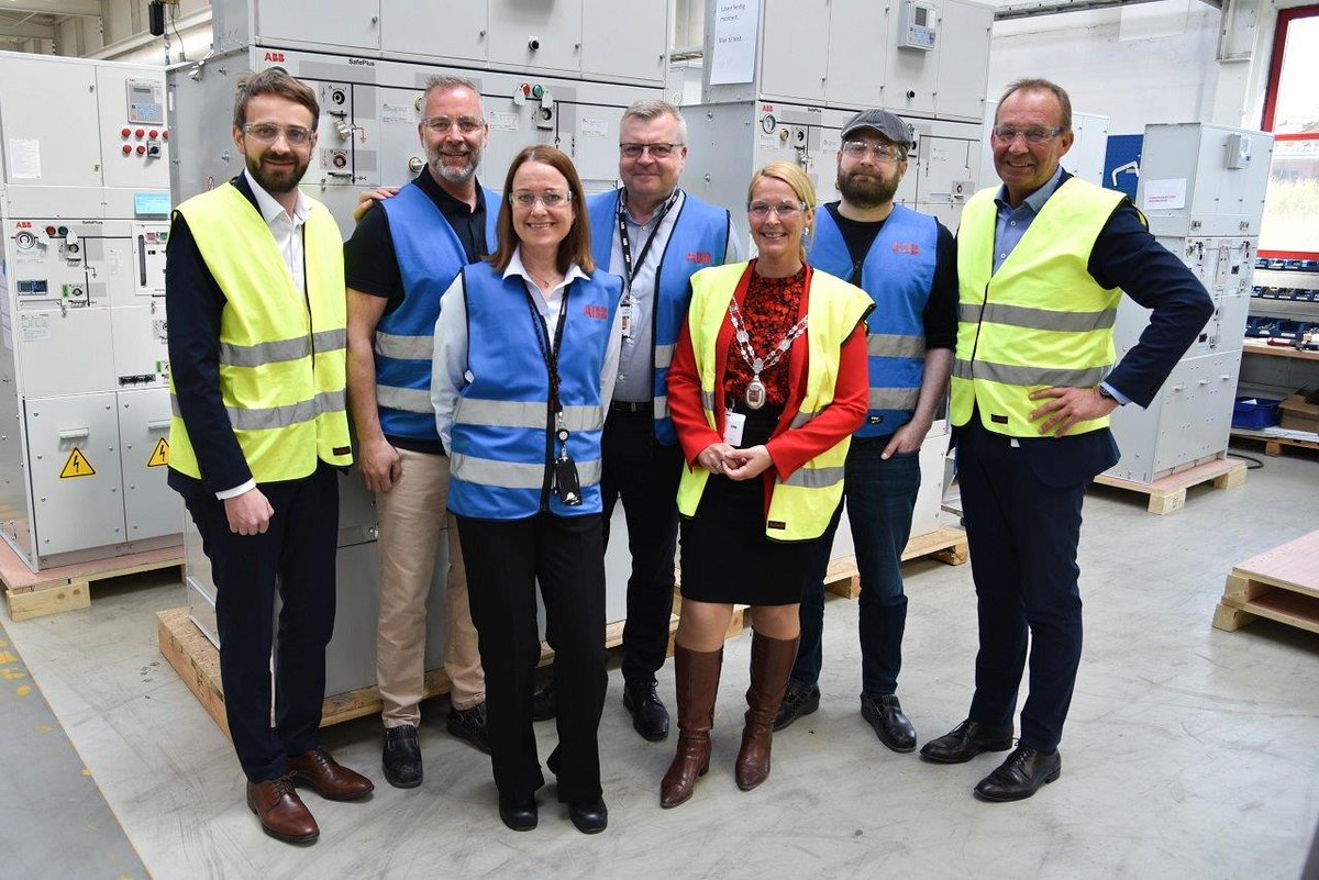 ABB Norge (@abbnorge) on Twitter photo Inspirerende besøk av næringsminister <a href="/jcvestre/">Jan Christian Vestre</a> til vår fabrikk i Skien, hvor han fikk omvisning i det omfattende anlegget som bidrar til grønt skifte bl.a. med produksjon av koblingsanlegg til norsk kraftforsyning og global vindkraftindustri
#kraft #energi #grøntskifte Inspirerende besøk av næringsminister <a href="/jcvestre/">Jan Christian Vestre</a> til vår fabrikk i Skien, hvor han fikk omvisning i det omfattende anlegget som bidrar til grønt skifte bl.a. med produksjon av koblingsanlegg til norsk kraftforsyning og global vindkraftindustri
#kraft #energi #grøntskifte