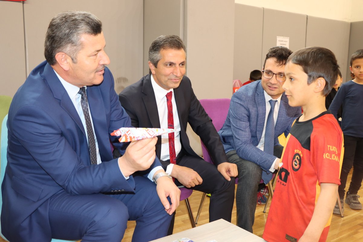 Müdürlüğümüz ARGE Birimince yürütülen Matematik Her Yerde Projesi kapsamında "Eserini hazırla; Sınıfta,Okulda, İlçede, İl Finalinde Yarış" yarışması İl Finali yapıldı.

<a href="/tcmeb/">Millî Eğitim Bakanlığı</a> <a href="/ahmetozdemirmem/">Ahmet Özdemir</a>