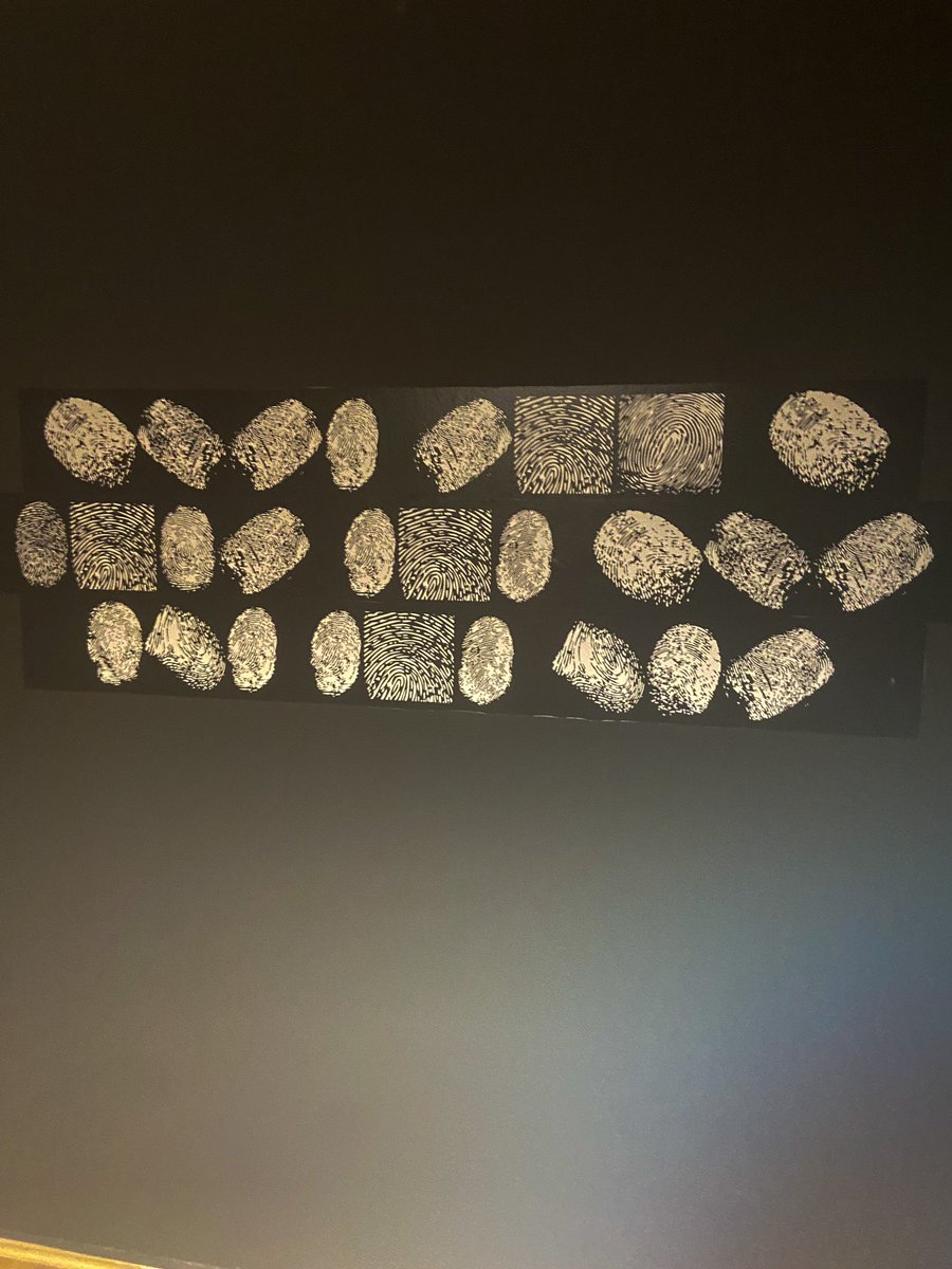 HalimiSibel's tweet photo. Ekspozita “Bliss (Misery is a Butterfly)”, nga Leart Rama e cila u hap mbrëmë në Galerinë e Arteve. 
Bashkëbiseduam për konstruktin shoqëror, performimin e gjinisë dhe identitetin, i cili është edhe qëllimi i ekspozitës dhe performancës mrekullisht të realizuar nga aktorët. https://t.co/YDvyz5nPh1