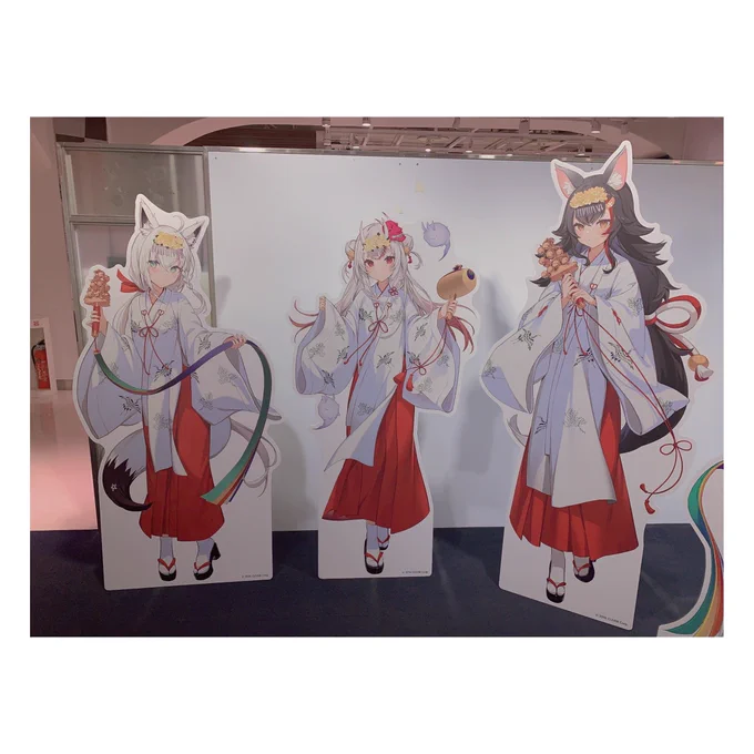 ホロライブ神田祭アトレ第2陣にお散歩行ってきた popが巫女服衣装にかわって、こっちもめちゃかわ あやふぶみだけは衣装だけでなくポーズもまるっと違うから見応えあったカワイイ  余さん、自引きできた  #ホロライブ神田祭