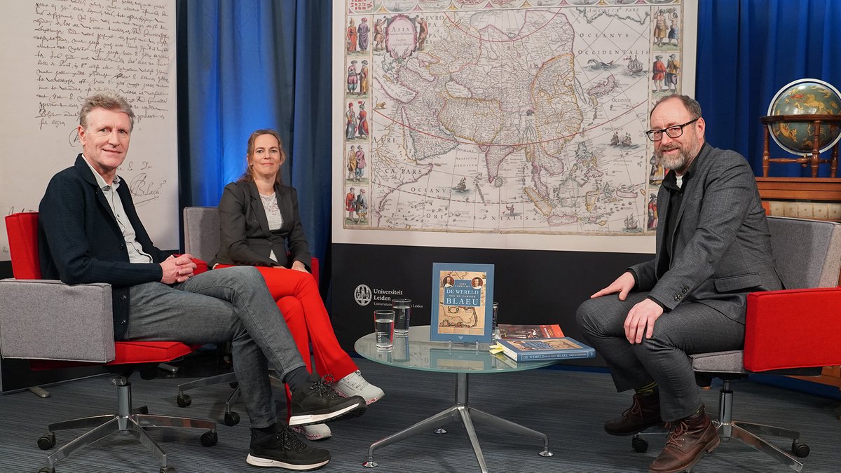 De familie Blaeu was een van de meest invloedrijke en machtige drukkersfamilies in de Republiek.

Kees Zandvliet schreef hun familiegeschiedenis 'De wereld van Blaeu' en schoof met Djoeke van Netten aan bij Garrelt in de <a href="/ubleiden/">UBLeiden</a> #Boekensalon: ➡️youtu.be/Ck5uS6nMTkk