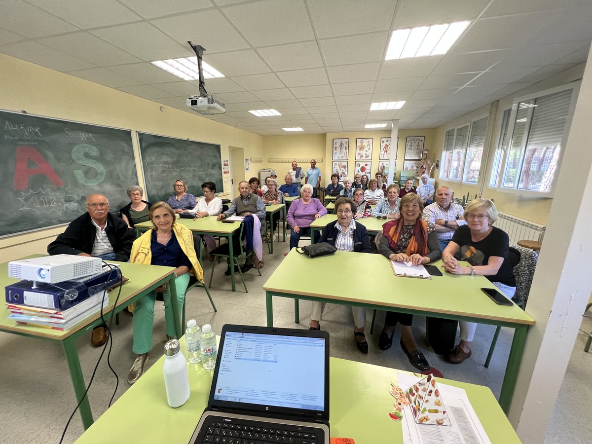 JavierJorge_'s tweet photo. Un año + he tenido la oportunidad de participar en #Arévalo en el #ProgramadelaExperiencia compartiendo una tarde entrañable con los alumnos +veteranos de la @UCAVILA_. Su entusiasmo por aprender y el cariño que transmiten es siempre de agradecer. El tema de este año: #inflación https://t.co/cFzL0TWiJ6