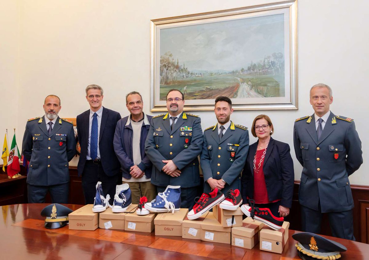 Grazie di❤️alla <a href="/GDF/">Guardia di Finanza</a> di #Roma per la donazione di 7.400 paia di scarpe alla Caritas della <a href="/diocesidiroma/">Diocesi di Roma</a>, che saranno distribuite alle famiglie bisognose del territorio.