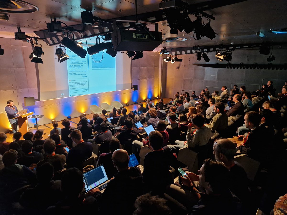 A full room at the @JupyterCon session on 'Jupyter AI: Bringing Generative AI to Jupyter' by Piyush Jain, David Qiu, Jason Weill, and Brian Granger from AWS. @awscloud, @ellisonbg, @J2XL.