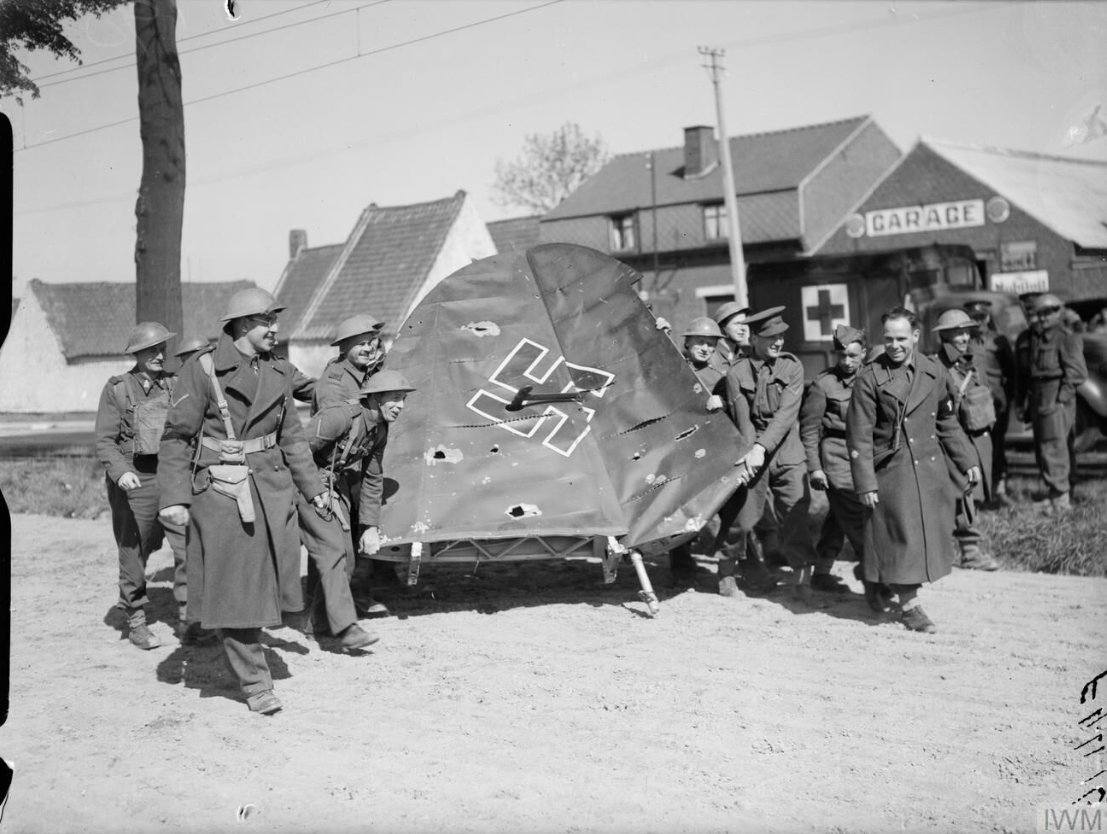 Today in 1940, in Belgium, British troops (some look to be military police) pose with a piece of wreckage from a German Heinkel bomber, shot down near Tournai. #OnThisDay #WW2 

IWM F 4416 / iwm.org.uk/collections/it…