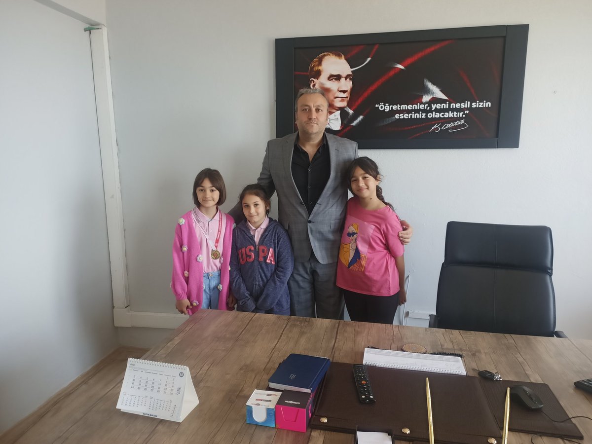 Zonguldak Yüzme Kulübünün düzenlediği yarışmada,sırtüstü yüzme kategorisinde 1.olan Feyza ALBAYRAK'ı,3.olan Miray KARTAL'ı ve 4.olan İpek ÇELİK'i tebrik ediyorum.Aferin çocuklar,Başarı hep sizinle olsun.