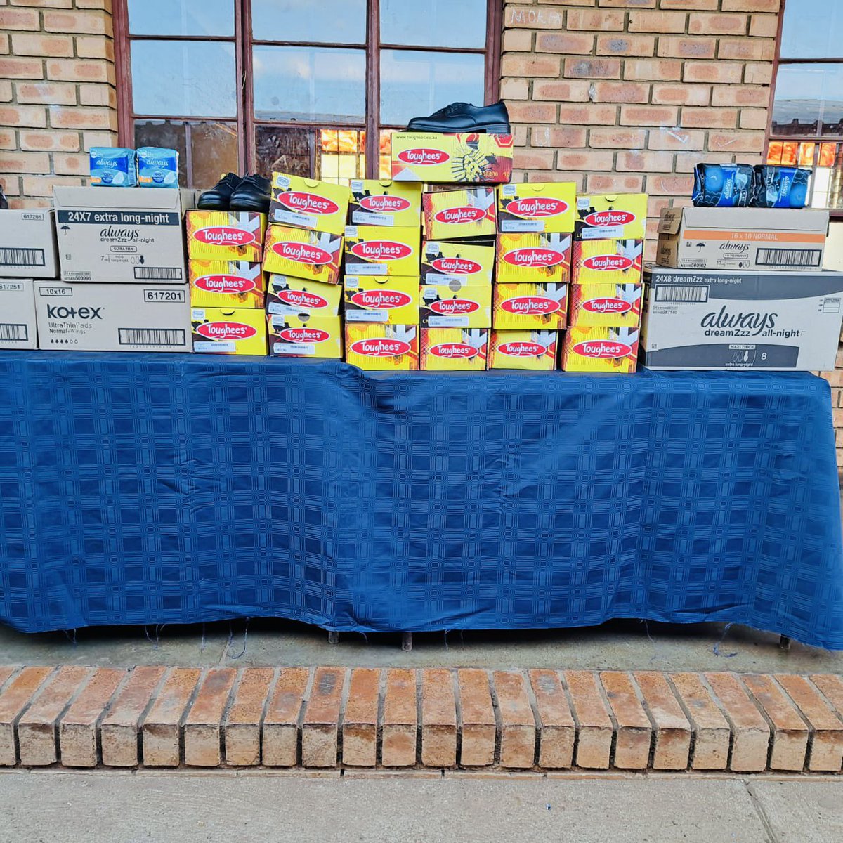 EFF_Nkomazi's tweet image. ♦️EARLIER TODAY♦️

Cllr Mafia Fane visited Sophungane Secondary School to donate 30 pairs of Shoes and 100 sanitary towels to needy pupils.

“We have a revolutionary obligation to ensure that no learner goes to school barefooted in this cold winters.”@EFFSouthAfrica

#EFFTurns10