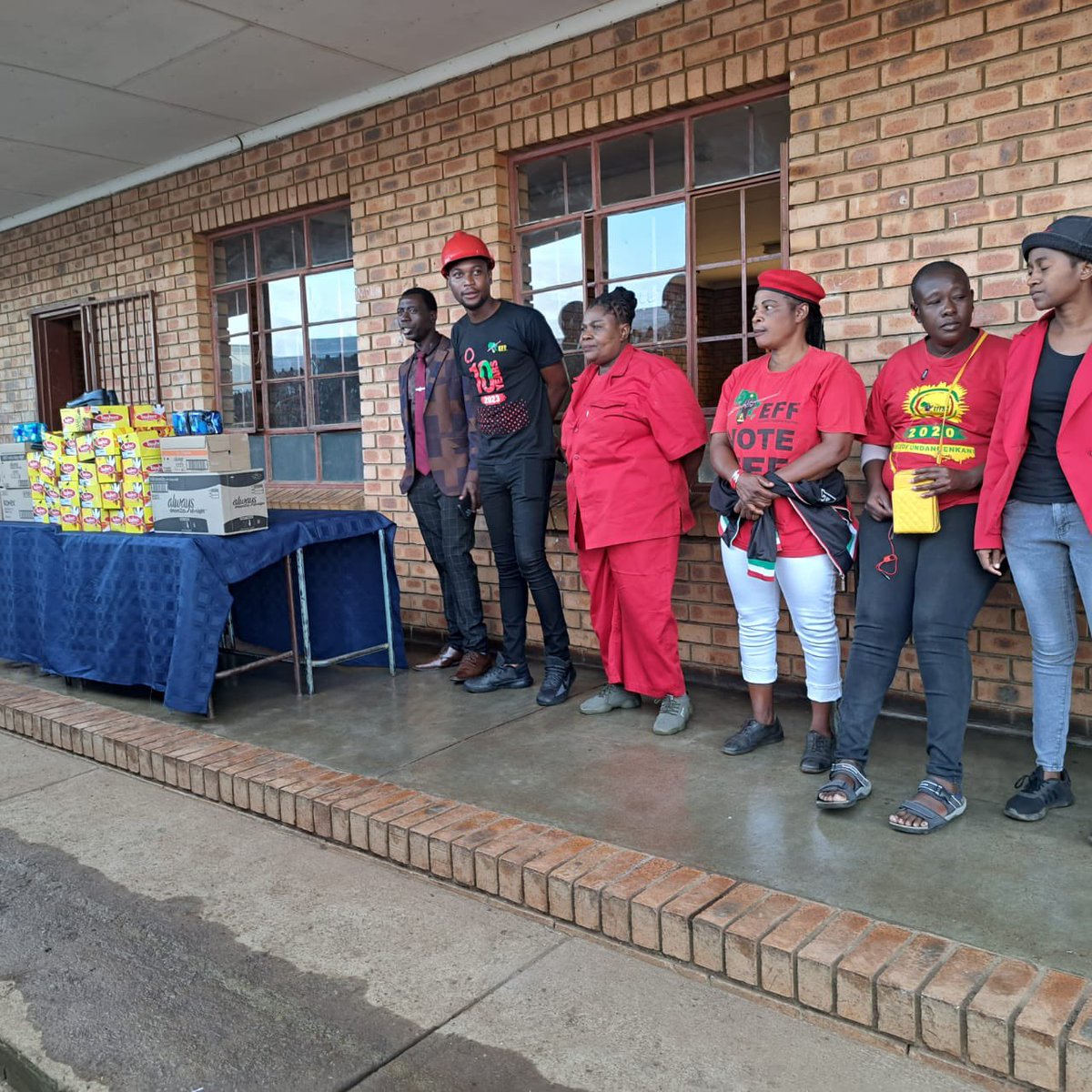 EFF_Nkomazi's tweet image. ♦️EARLIER TODAY♦️

Cllr Mafia Fane visited Sophungane Secondary School to donate 30 pairs of Shoes and 100 sanitary towels to needy pupils.

“We have a revolutionary obligation to ensure that no learner goes to school barefooted in this cold winters.”@EFFSouthAfrica

#EFFTurns10