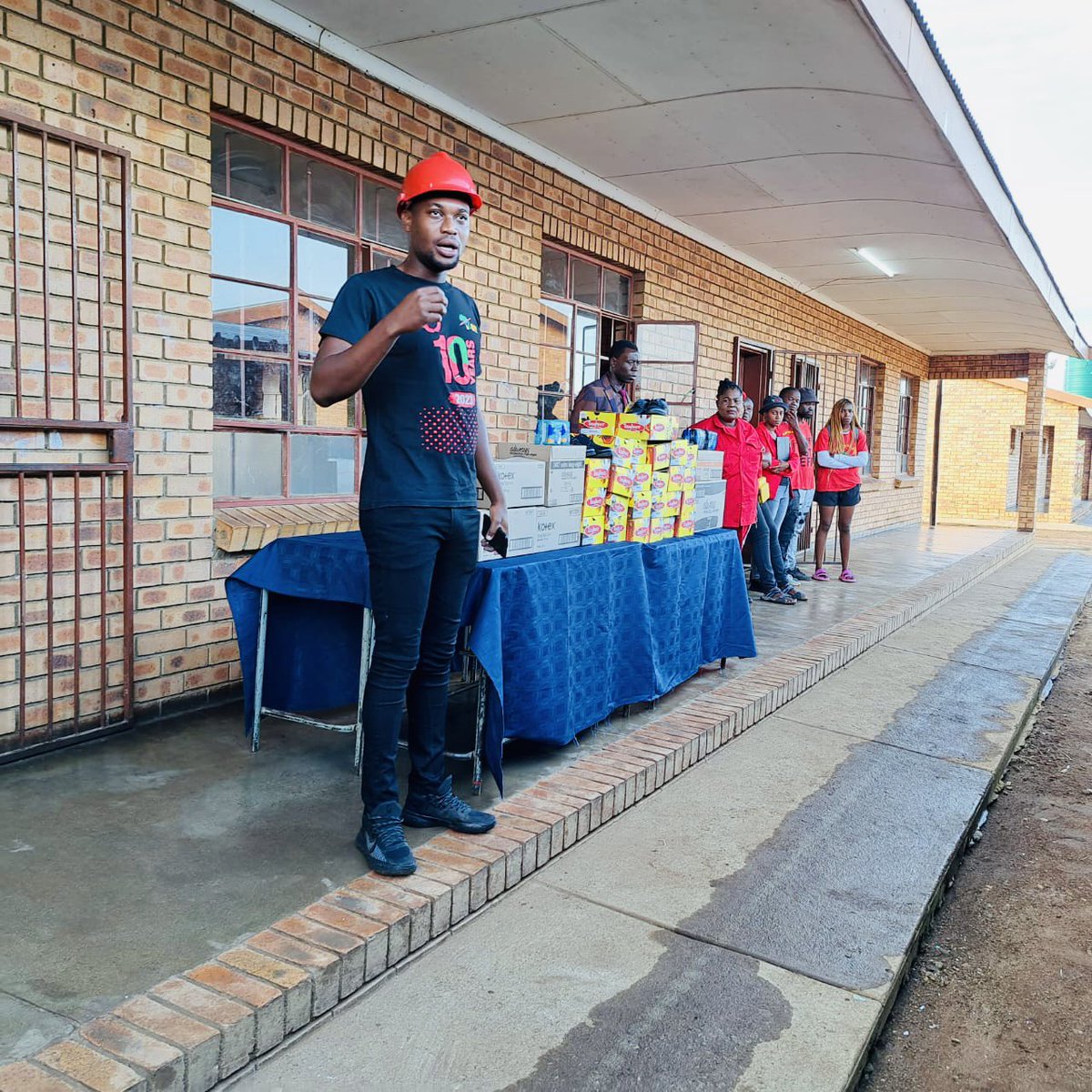 EFF_Nkomazi's tweet image. ♦️EARLIER TODAY♦️

Cllr Mafia Fane visited Sophungane Secondary School to donate 30 pairs of Shoes and 100 sanitary towels to needy pupils.

“We have a revolutionary obligation to ensure that no learner goes to school barefooted in this cold winters.”@EFFSouthAfrica

#EFFTurns10