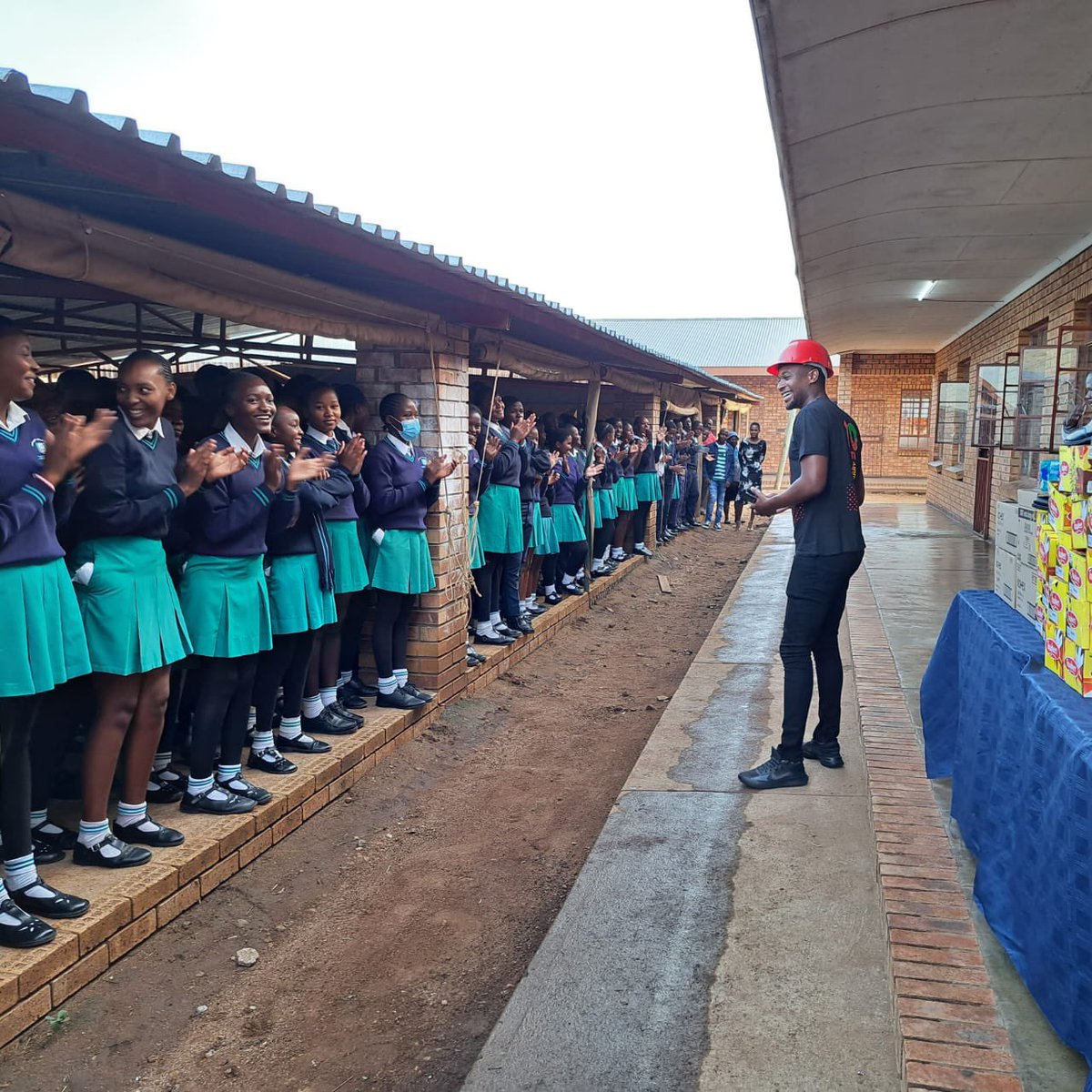 EFF_Nkomazi's tweet image. ♦️EARLIER TODAY♦️

Cllr Mafia Fane visited Sophungane Secondary School to donate 30 pairs of Shoes and 100 sanitary towels to needy pupils.

“We have a revolutionary obligation to ensure that no learner goes to school barefooted in this cold winters.”@EFFSouthAfrica

#EFFTurns10