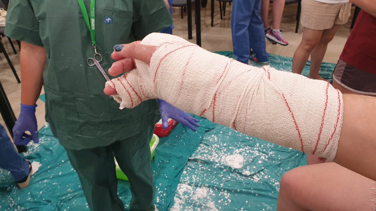 satsemalaga_'s tweet photo. 📌 Actualizando conocimientos en la Sede provincial de SATSE en Málaga para seguir prestando los mejores cuidados.

 ⛑🩹💉 Vendajes, escayolas y lo que haga falta !!! https://t.co/ZDZ4IZP2KY