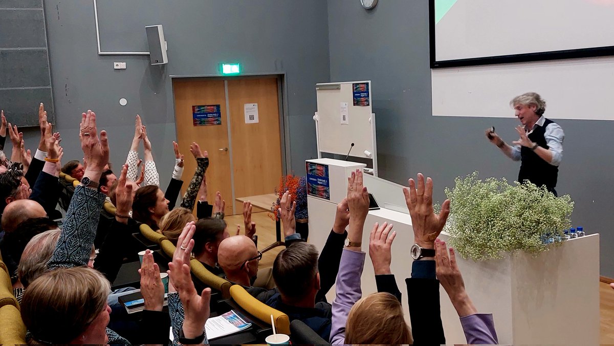 AnkeOomen's tweet photo. Conferentie Onderzoek &amp; Impact: @ReintJanRenes spreekt over de klimaatspagaat. Wat doe je zelf? Als onderzoek kun je het debat stimuleren en kennis delen. Pleidooi voor -soms ook - disruptieve acties. @RegieorgaanSIA @Ver_Hogescholen https://t.co/KcrOIR3G5f