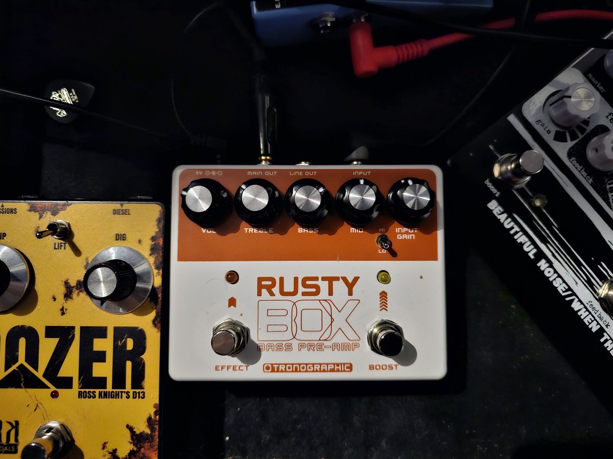 PinkNarcosis's tweet photo. A good day.
Direct from New York with thanks to Tronographic the noise rock, no wave pedal of choice "Rusty Box".
We play Saturday night so I'm throwing myself in the deep end with it.
#rustybox #basspedal #pedal #guitarpedals #noiserock #nowave https://t.co/6yNUlgdEkL