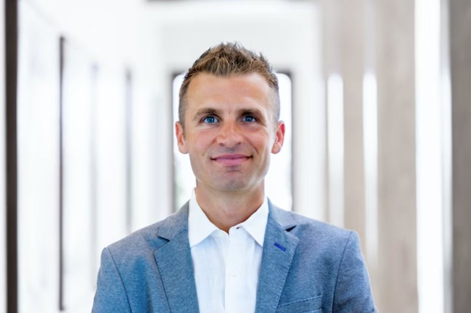 Tokenland_FR's tweet photo. Vous ne le connaissez pas, pourtant en 2022, ce mec a crée une licorne en 5 mois.

(et ce n'est pas @xSqueeZie  + 10ans,  en costard) https://t.co/3Ko5fJYQ7j