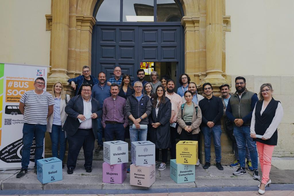 ADEIPA's tweet photo. El #BusSocial de @EapnAs terminó ayer su trayecto por Asturias en Oviedo, parada final en la que se habló de empleo con los partidos políticos presentes. Participamos presentando las medidas propuestas en el Manifiesto electoral https://t.co/Nh6FhBcSYt