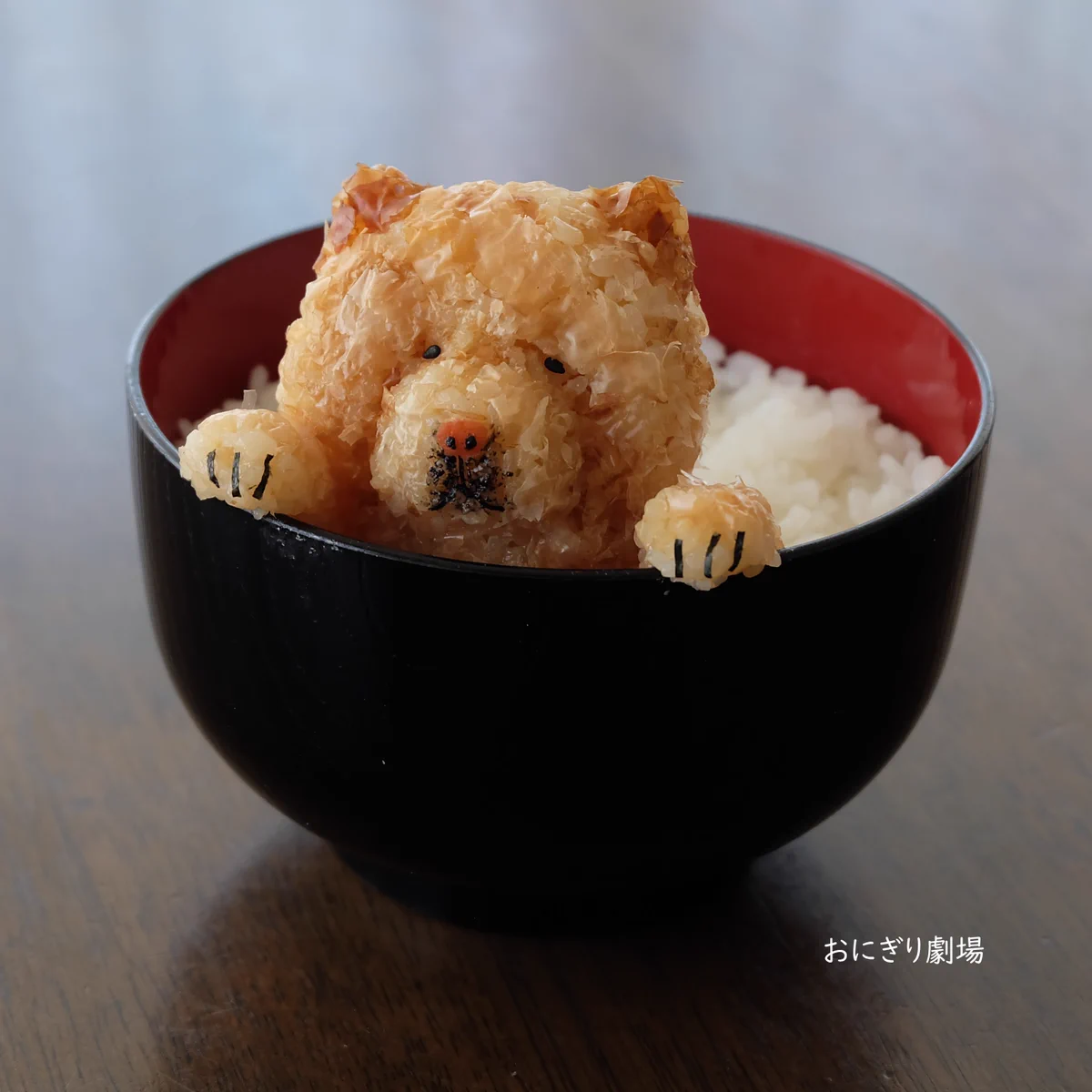 今にも動き出しそうなくらいクオリティが高い！とっても可愛い「チャウチャウ」のおにぎり！