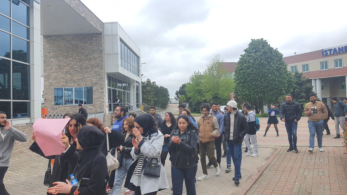 LaboransS's tweet photo. Okan üniversitesi öğrencileri, sınavların ertelenmesi, depremzede ve barınma sorunu yaşayan öğrencilerin taleplerini üniversiteye iletmek için toplanıyor! https://t.co/9RvCPqZmEX