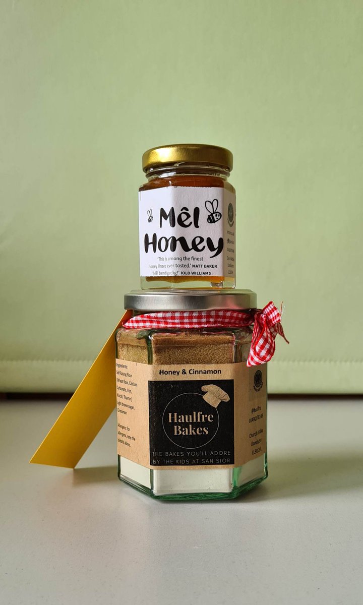 Gyda Diwrnod Cenedlaethol y Gwenyn ar y gorwel ar yr 20fed o Fai beth am fwynhau jar o’n cymysgedd bisgedi mêl a sinamon.

With National Bee Day coming up on the 20th of May why not treat yourself to a jar of our honey and cinnamon biscuits mix.
 @britishbeekeepers