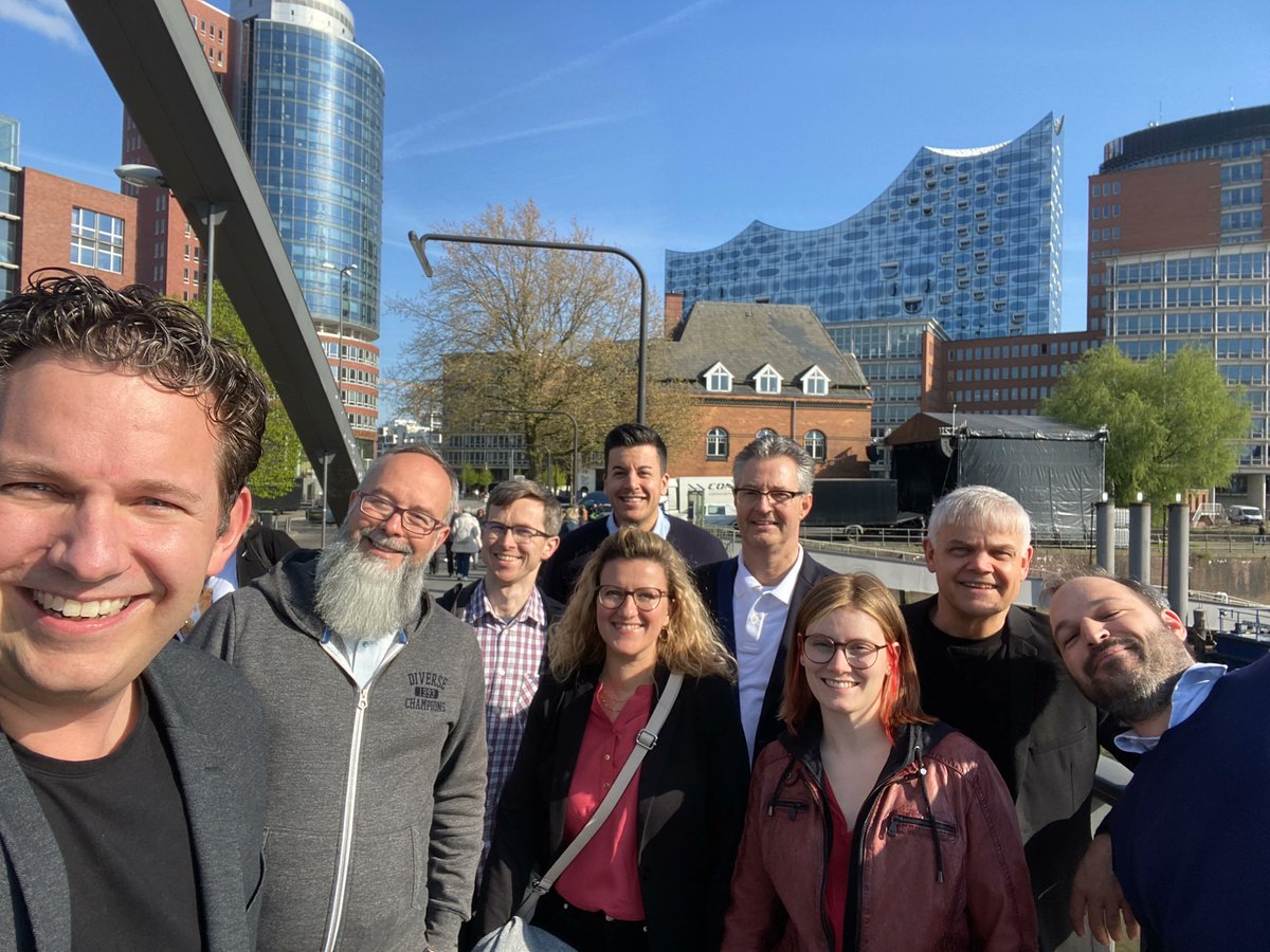 Moin, Moin! Wir hatten einen fantastischen Teamausflug in Hamburg und haben uns dort von der Stadt und ihren Menschen inspirieren lassen! 😍 Natürlich durfte ein Besuch in der berühmten Elbphilharmonie nicht fehlen – was für ein beeindruckendes Gebäude! 🎼 🎻