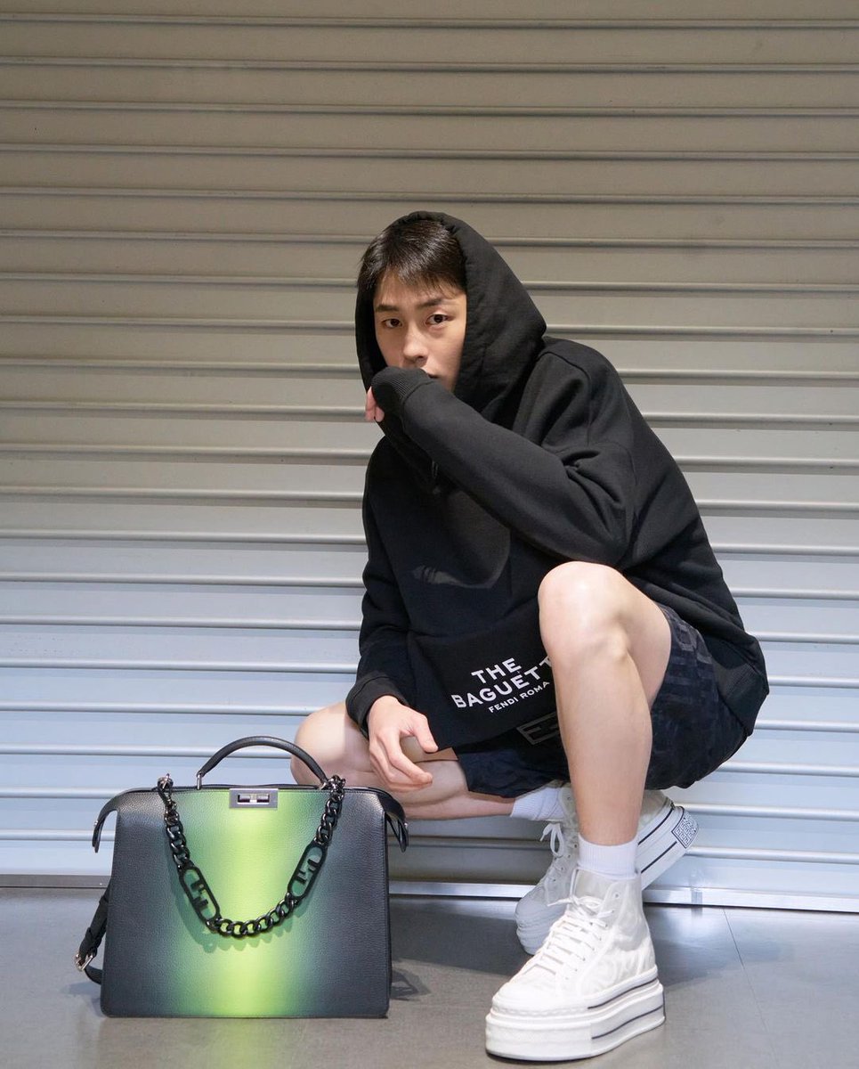 Lee Jaewook IG update
“Fendi💚
#MarcJacobsXFendi”
instagram.com/p/CsGIOUhuIRW/…
#이재욱 #LeeJaeWook