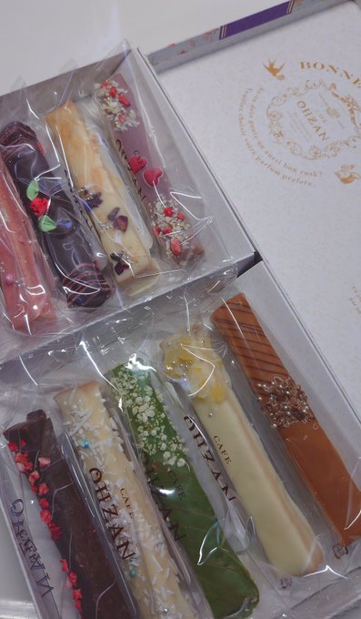 コミックス発行のお祝いをお友達に頂いたので(めっちゃ綺麗な菓子…)良いお茶淹れて食べます! そんで同人誌作りつつ炊き込みご飯炊きつつ猫吸いつつ。次の連載のプロットも今夜中にざくっとやります。