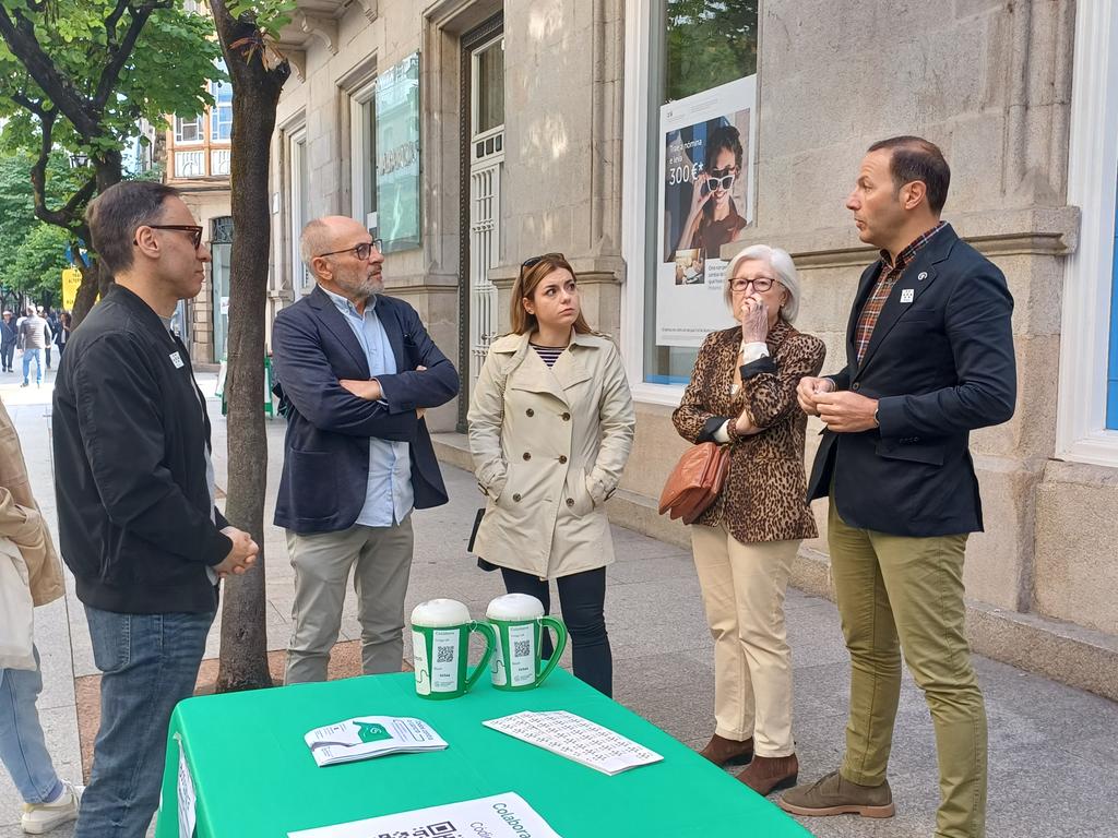 PacoOU2023's tweet photo. 👉🏽 É importantísimo colaborar coa Asociación Española Contra o Cancro. 
Os datos sinalan que 1 de cada 2 homes e 1 de cada 3 mulleres padecerán esta enfermidade ao longo da súa vida. 
O cancro é un asunto de todos.

Hoxe estarán na rúa do Paseo para recibir donacións. https://t.co/9WSFZvfZZ2