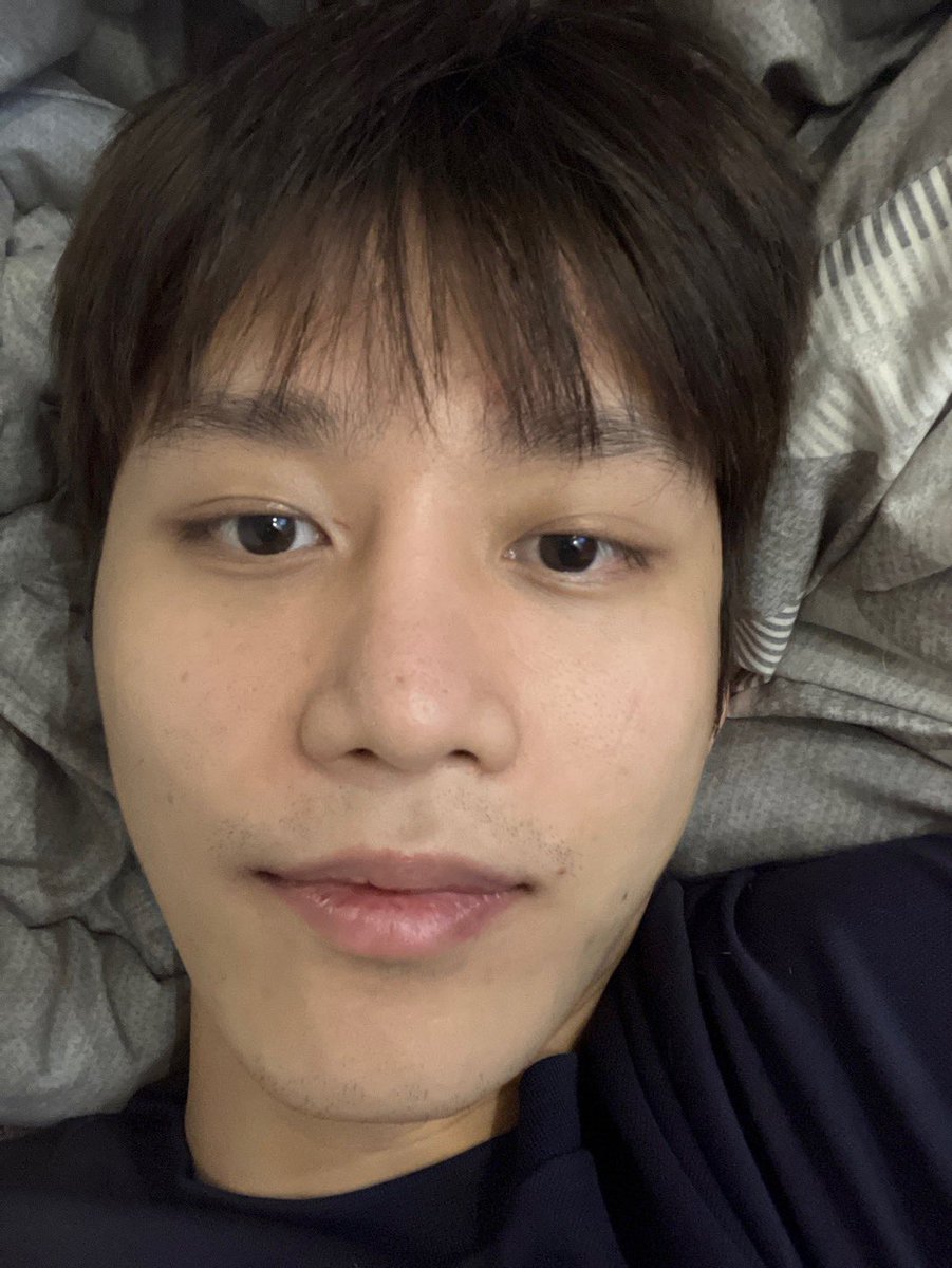 คนอื่นมีข่าวเดทกันโครมๆ ยัยคนนี้ตารางชีวิตคือ อัพเดตสภาพอากาศกับมุนดันเซ กินไก่ทอดตอนตีสอง ดูดิสนี่ย์พลัสถึงเช้า อ่านหนังสือ ล่าสุดนอนบนเตียงถ่ายรูปหน้าสดมาบอกว่ายังไม่ได้โกนหนวด ถ้าให้ดูอีกรูปนึงอึ้งกว่านี้อีกนะ เหมือนกุมุดอยู่ใต้คางเค้าอ่ะ มีแค่นี้แหละชีวิตพี่555555