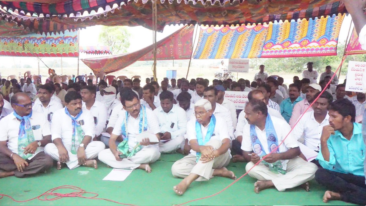 TJSPartyOnline's tweet photo. సూర్యాపేట: జూనియర్ మరియు ఔట్ సోర్సింగ్ పంచాయతీ కార్యదర్శులను క్రమబద్ధీకరించాలని సూర్యాపేట కలెక్టరేట్ మందు జేపీయస్ మరియు ఓపియస్ లు నిర్వహిస్తున్న శాంతియుత నిరవధిక సమ్మెలో పాల్గొని వారికి సంఘీభావం తెలిపిన టిజేఎస్ అధ్యక్షులు కోదండరాం గారు..
#JPSRegularisation
#Jps_Ops_regulirisation https://t.co/TEaFOHAWki