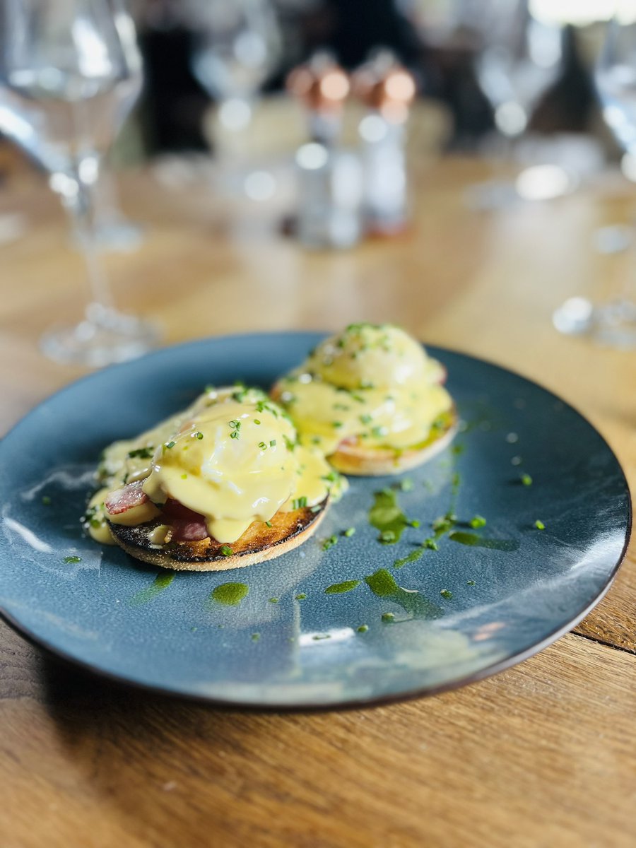 mousebrimstage's tweet photo. Breakfast!!!!! This is our Egg Blackstone on a toasted muffin with a slice of beef tomato, crispy bacon and Hollandaise sauce. YUM with a capital Y!!!! 😋 https://t.co/ZF4cPweH20