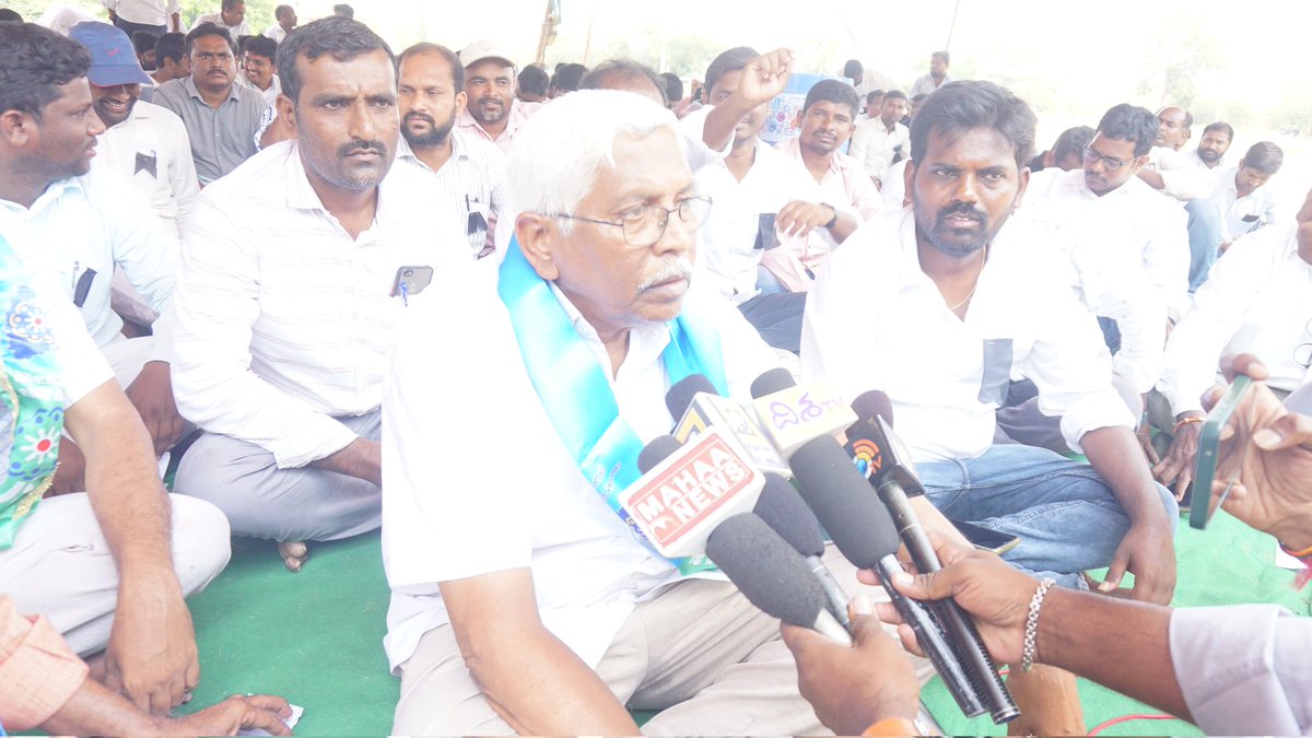 TJSPartyOnline's tweet photo. సూర్యాపేట: జూనియర్ మరియు ఔట్ సోర్సింగ్ పంచాయతీ కార్యదర్శులను క్రమబద్ధీకరించాలని సూర్యాపేట కలెక్టరేట్ మందు జేపీయస్ మరియు ఓపియస్ లు నిర్వహిస్తున్న శాంతియుత నిరవధిక సమ్మెలో పాల్గొని వారికి సంఘీభావం తెలిపిన టిజేఎస్ అధ్యక్షులు కోదండరాం గారు..
#JPSRegularisation
#Jps_Ops_regulirisation https://t.co/TEaFOHAWki