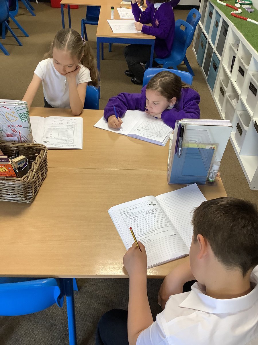 MissKaursclass's tweet photo. Today in English, we learned to describe using the correct tense. We did this by identifying the verb and then applied the correct verb form in the past tense. @PrimaryElaine https://t.co/4i0CsXYVEI