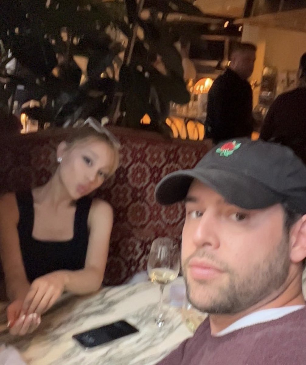 infoari's tweet photo. AG7? Ariana Grande e Scooter Braun em jantar recente! https://t.co/yLUatsZFta