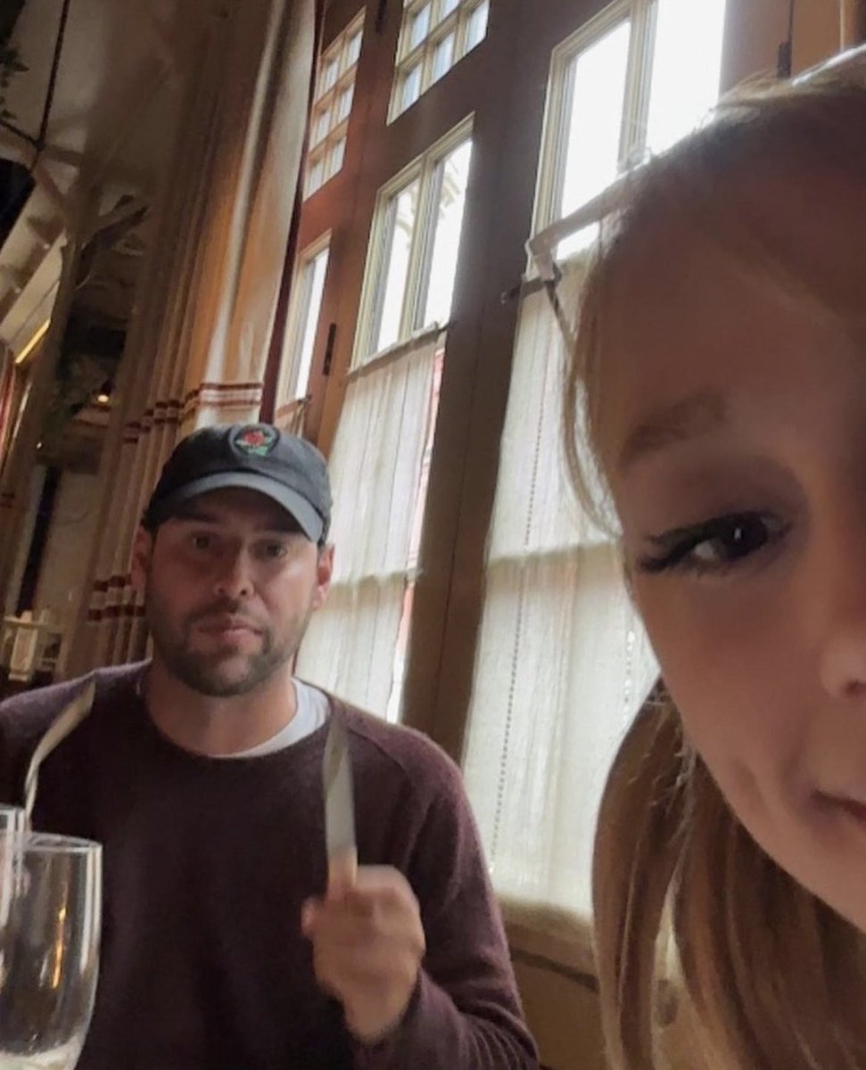infoari's tweet photo. AG7? Ariana Grande e Scooter Braun em jantar recente! https://t.co/yLUatsZFta