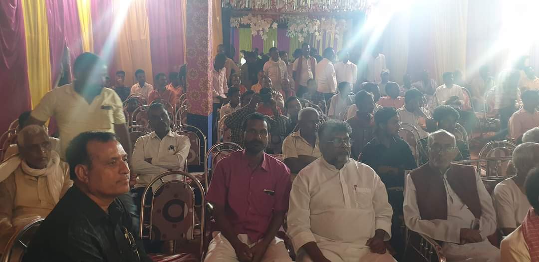 Anilyd777's tweet photo. नरपतगंज विधानसभा के अचरा पंचायत के अरुण बिराजी की लड़की की शादी समारोह में शामिल हुआ और वर वधू को आशीर्वाद दिया। @yadavtejashwi @RJDforIndia @sanjuydv https://t.co/lUjhlxcaij