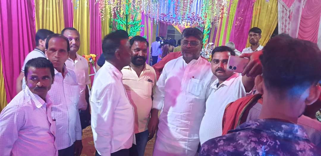 Anilyd777's tweet photo. नरपतगंज विधानसभा के अचरा पंचायत के अरुण बिराजी की लड़की की शादी समारोह में शामिल हुआ और वर वधू को आशीर्वाद दिया। @yadavtejashwi @RJDforIndia @sanjuydv https://t.co/lUjhlxcaij
