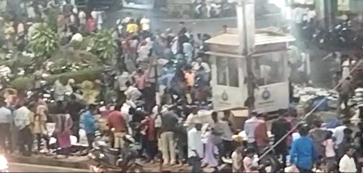 NavinRaikar's tweet photo. It's disheartening to see illegal hawkers operating an illegal bazaar right opposite #MargaoMunicipality in the heart of #Margao. I have lodged a complaint with the police and hope they take stringent action against these illegal hawkers. Let's stand together to make our #Margao a better place for everyone.

@spsouthgoa @DGP_Goa @Coll_SouthGoa @DrPramodPSawant  @goacm 

#StopIllegalHawkers #CleanCity #Margao #TogetherWeCanMakeADifference