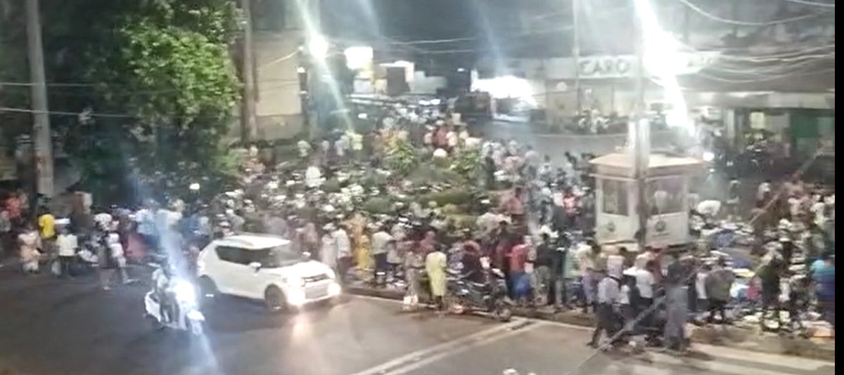 NavinRaikar's tweet photo. It's disheartening to see illegal hawkers operating an illegal bazaar right opposite #MargaoMunicipality in the heart of #Margao. I have lodged a complaint with the police and hope they take stringent action against these illegal hawkers. Let's stand together to make our #Margao a better place for everyone.

@spsouthgoa @DGP_Goa @Coll_SouthGoa @DrPramodPSawant  @goacm 

#StopIllegalHawkers #CleanCity #Margao #TogetherWeCanMakeADifference