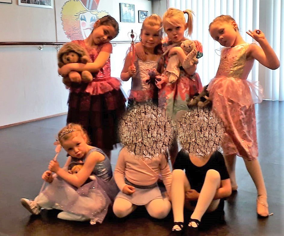 MarionSchouten's tweet photo. De vakantie is voorbij en dus zijn de lessen weer begonnen....:-)
#plezier #lol #maassluis #dansen #ballet #groepslessen #jongenoud #gezond #ontspanning #leren https://t.co/6RVFSKdd8J