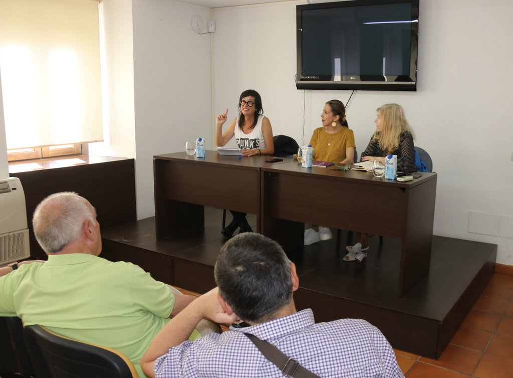JSantibanez00's tweet photo. Ayer participé en la mesa de poesía de #Verdial, Festival de las Letras Iberoamericanas, con mis colegas españolas @MariaEloyGarcia e Isabel Pérez Montalbán, en Málaga, España. El Festival lo organiza @latermicamalaga y @casademexicoesp. Fue una gozada al cubo. https://t.co/0AIGgoGvBq