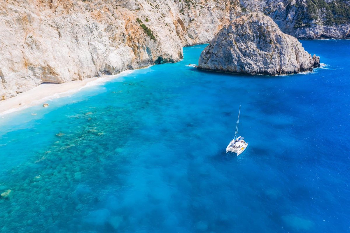 GreekMood's tweet photo. 📌 Paradise beach in Lefkada, Greece. Luxury yacht boat in Porto Katsiki 🇬🇷

#lefkada #greekmood https://t.co/YITc7Bieiw
